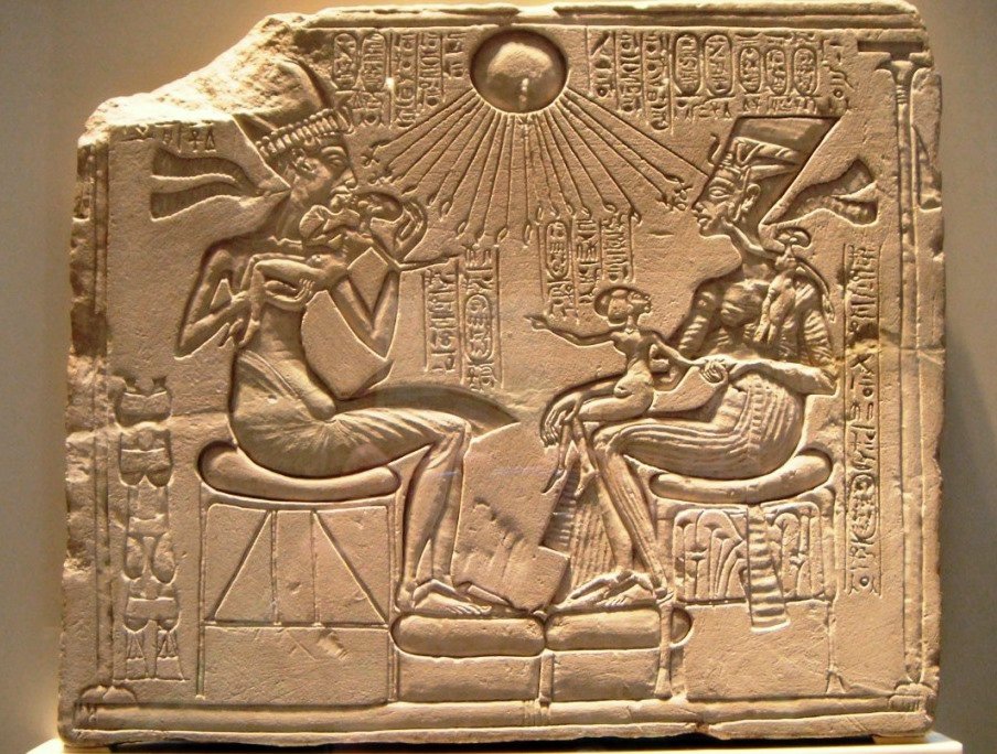 אכנתון, נפרטיטי ושלוש בנותיהם תחת אטון, מוזיאון ברלין, ויקימדיה