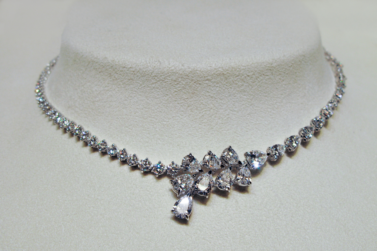 Valutazione di una collana di diamanti da parte di Auctentic