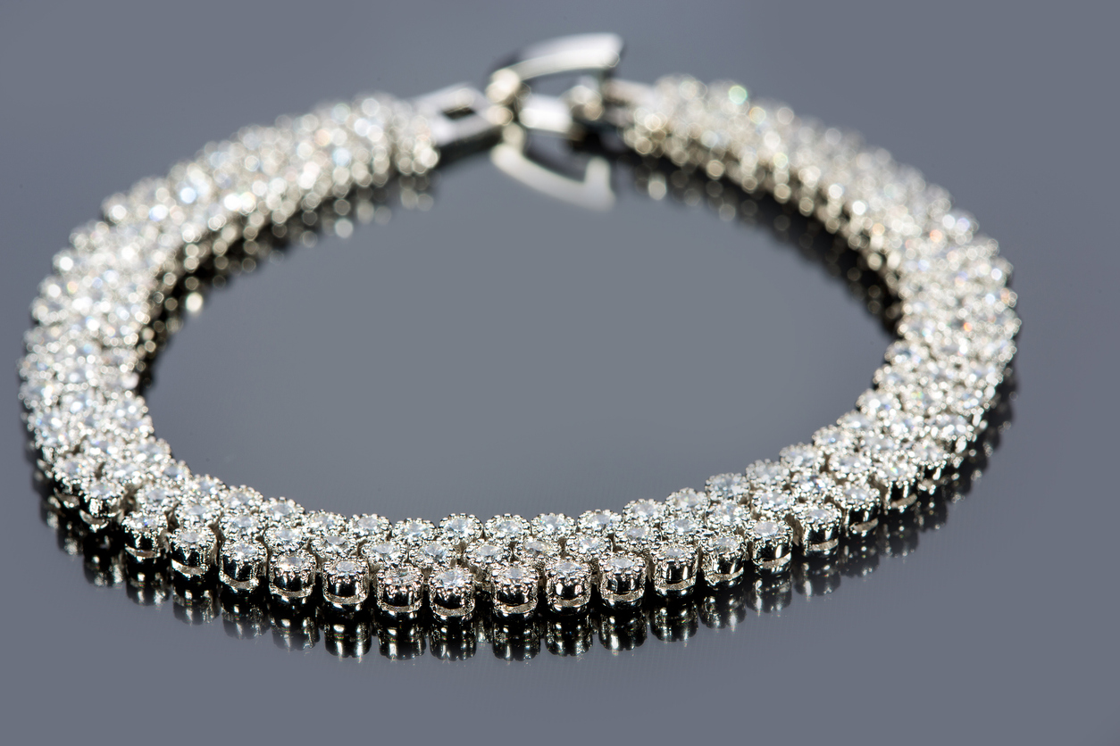 Valutazione di una collana di diamanti da parte di Auctentic