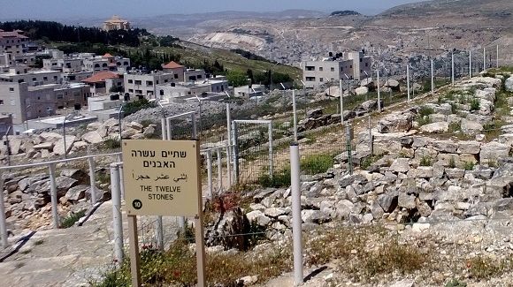 שלט בהר גריזים המסמן את המקום שבו ניצבו שתים-עשרה אבנים כמניין שנים-עשר שבטי ישראל.