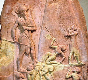 דימוי 6: אסטלה המציגה את נרם-סין, מלך אכד, חבוש כובע בעל קרניים (פרט). אבן חול. שושן (2250 לפני הספירה בקירוב). ויקימדיה