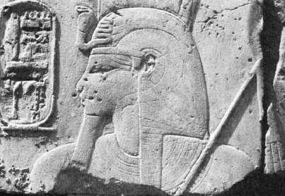 דימוי 8. אמנחותפ השלישי (1390–1352 לפנה"ס בקירוב) ולראשו קרן (נמחקה). תבליט. מקדש לוקסור. על פי לני בל, Luxor Temple and the Cult of the Royal Ka,” JNES 44 (1985), עמ' 266 דימוי 4.