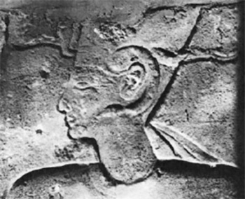 דימוי 9. רעמסס השני (1279–1213 לפנה"ס) ולראשו קרן. מקדש לוקסור. על פי בל, Luxor Temple, עמ' 267 דימוי 5.