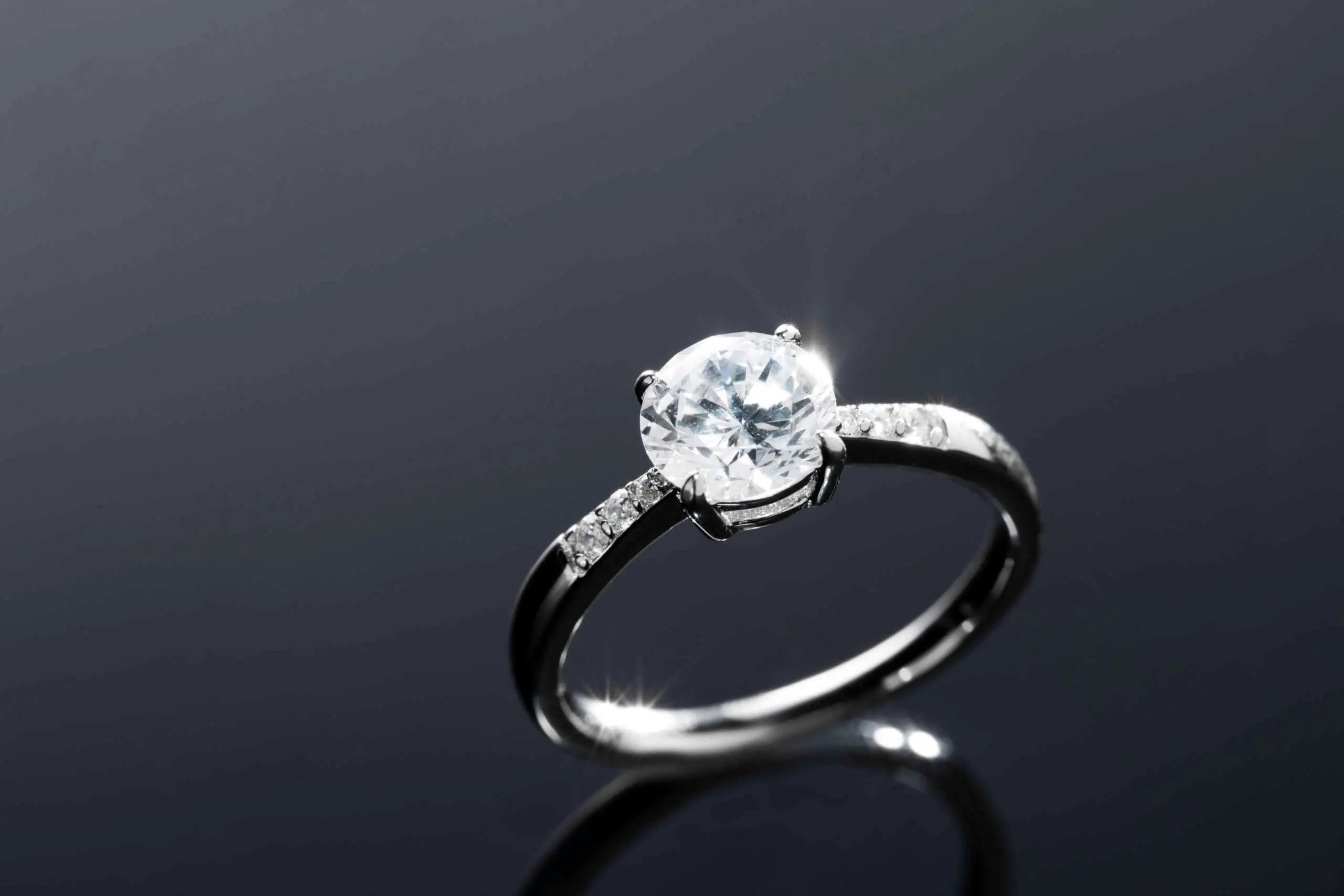 Valutazione anello con diamante, come richiederla?