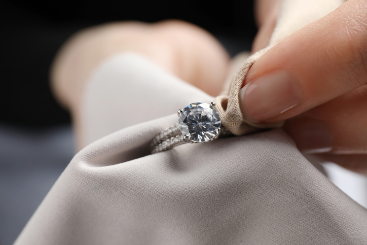 Come pulire gioielli con diamanti e mantenerli splendenti?