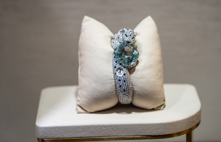 Vente de bijoux : enchères ou vente directe? 