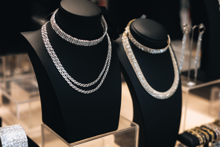 ¿Cómo vender joyas de lujo en España? Subasta vs. Venta Directa