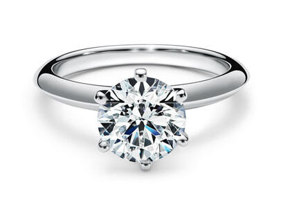The Tiffany® Setting Ring in platino.