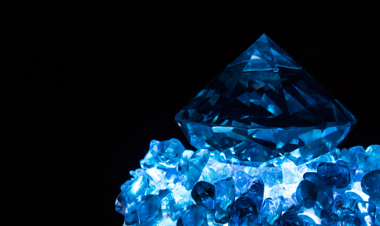 Comment la fluorescence d’un diamant influence-t-elle son prix?