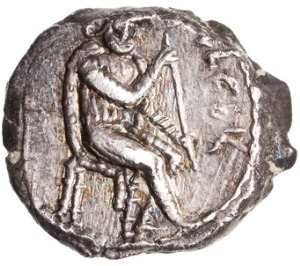 מטבע כסף שומרוני (ארמית: מעה, יוונית: obol)המאה ה-4 לפנה"ס, משמאל, סטראפ בודק חץ. מימין, הכיתוב ירבעמ. Sofaer 103