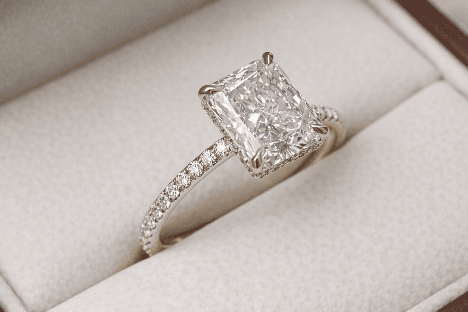 Anello con brillante