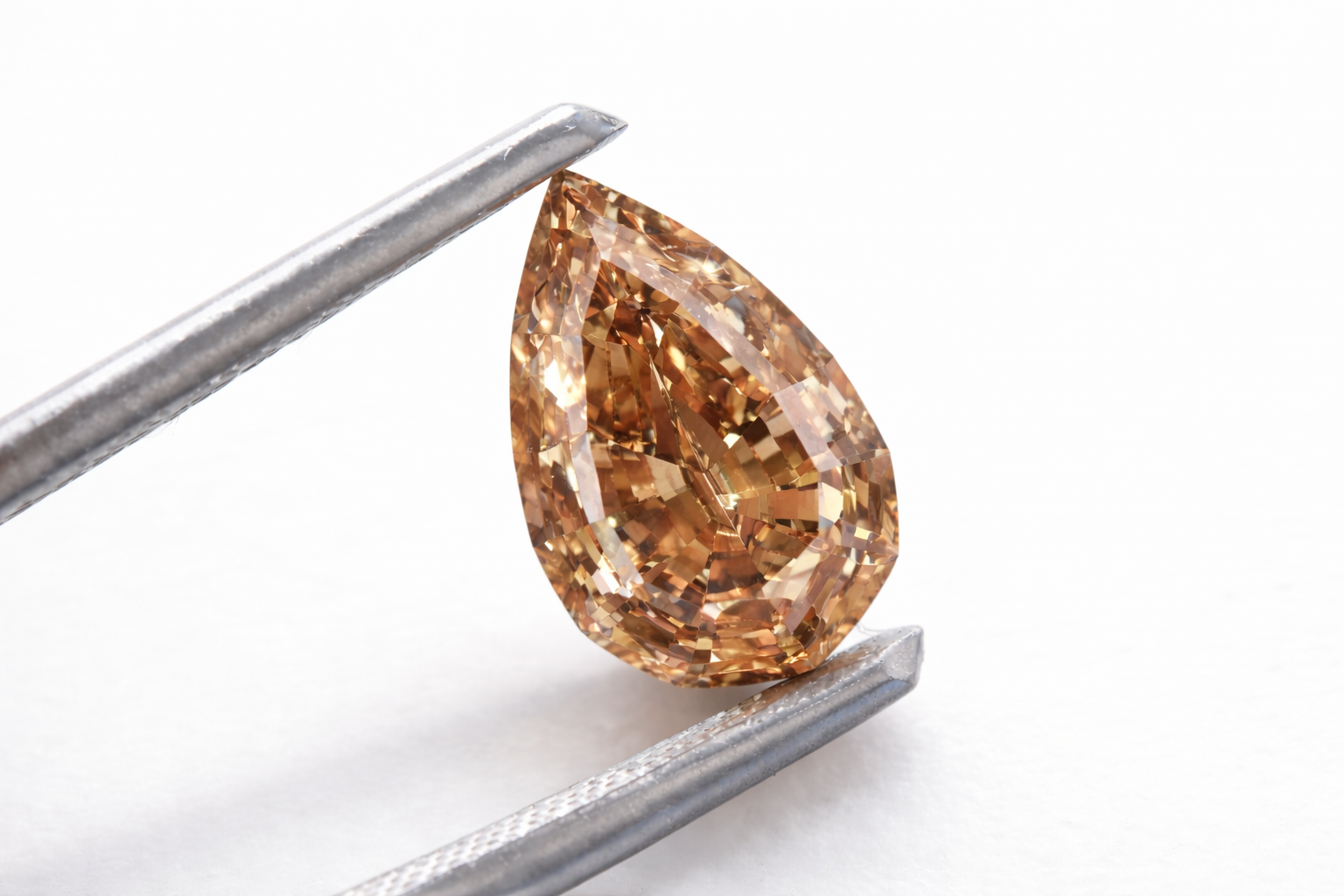 Diamanti color cognac&champagne: il sapore della raffinatezza