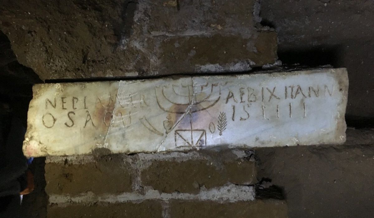 תצלום: כתובת קבורה מהקטקומבה היהודית ויגנה רנדניני ברומא (התצלום באדיבות קתרינה היידן).
